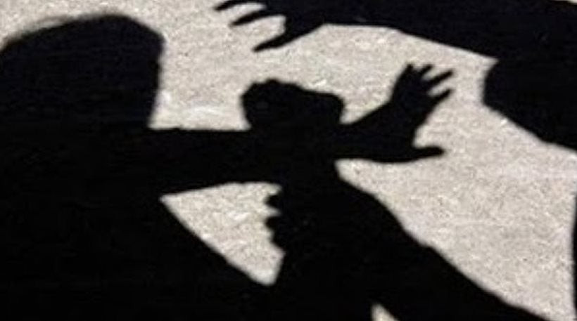 «Ο αλλοδαπος γελούσε ενώ την παρενοχλούσε» λέει ο πατέρας της ανήλικης στη Σάμο που τον εξουδετέρωσε με… καρατιά (βίντεο)